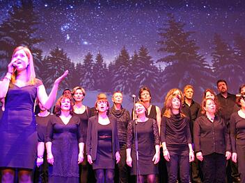 Mit ihrem glockenhellen Sopran zaubert Meike Weigand bei dem Weihnachtsklassiker "Stille Nacht" eine romantische Stimmung in den Saal. Die Besucher lauschten ergriffen. Foto: Stephan Stöckel