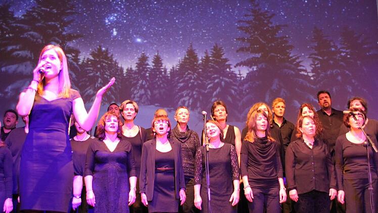 Mit ihrem glockenhellen Sopran zaubert Meike Weigand bei dem Weihnachtsklassiker "Stille Nacht" eine romantische Stimmung in den Saal. Die Besucher lauschten ergriffen. Foto: Stephan Stöckel