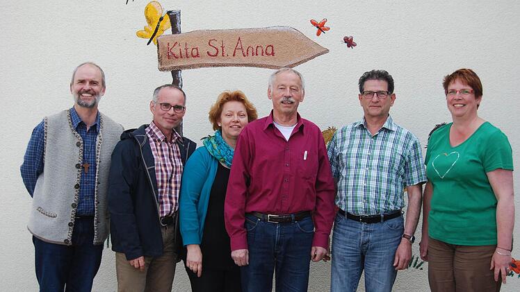 Der Vorstand des Johannesvereins St. Anna macht noch bis 2019 weiter (von links): Pfarrer Armin Haas, Vorsitzender Horst Conze, KiTa-Leiterin Elke Schneider, Schriftführer Oswald Türbl, Geschäftsführer Reinhard Müller und die stellvertretende Vorsitzende Carola Martin. Foto: Horst Conze