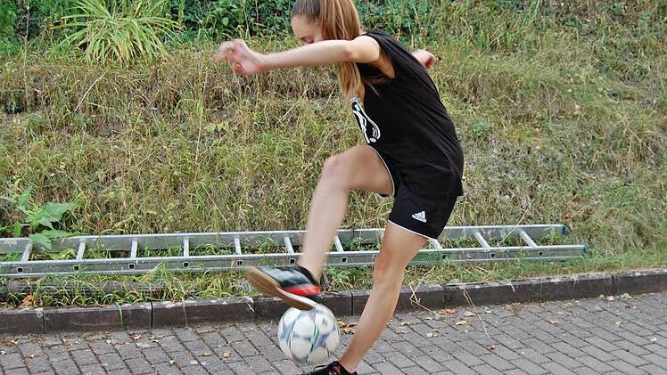 Beim "Crossover" wird der Ball mit beiden Beinen umrundet. .  Foto: Sigismund von Dobschütz