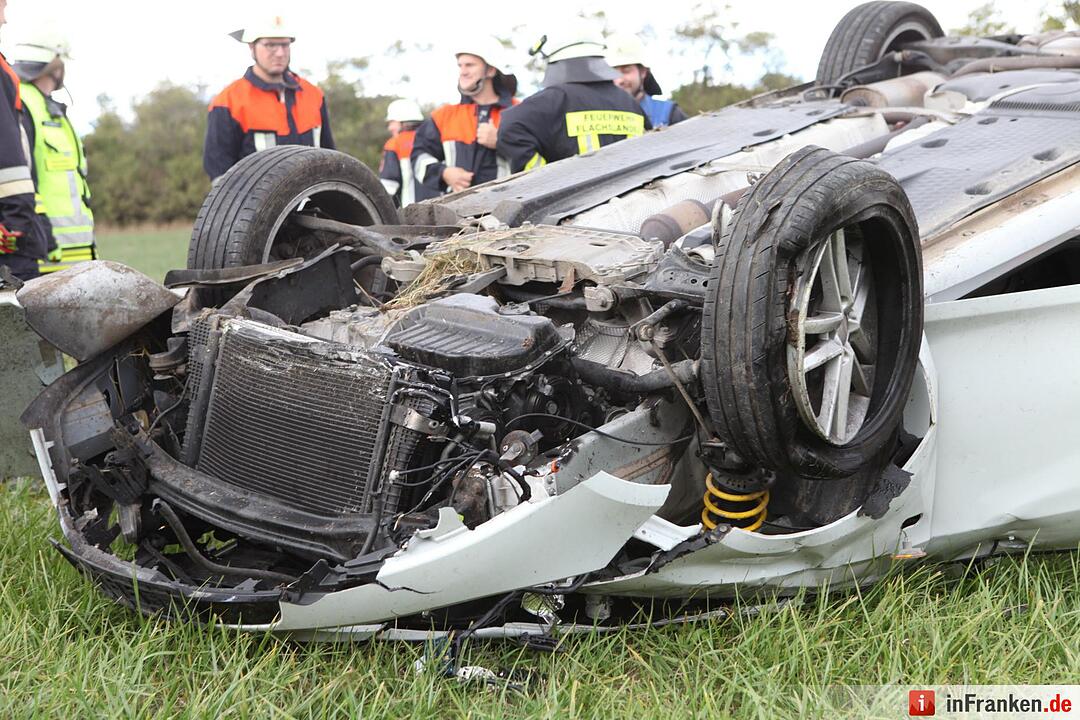 Pkw landet bei Kemmathen auf dem Dach