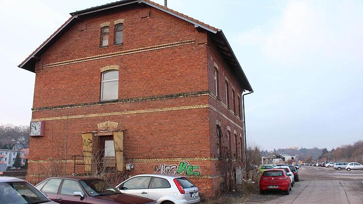 Das Gelände rund um das Gebäude wird derzeit als Parkplatz genutzt. Foto: Ulrike Nauer