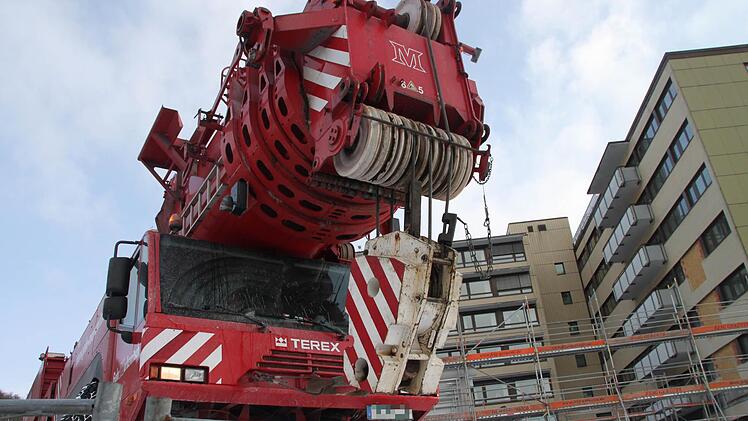 Der Kran hebt die bis zu 37 Tonnen schweren Container.