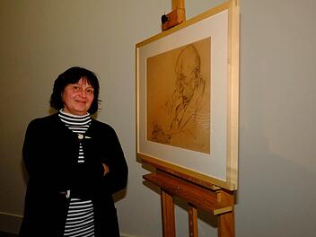 Yasmin Doosry präsentiert stolz die neue Zeichnung von Georg Grosz aus der Schenkung von Hans Kinkel. Foto: Nikolas Pelke