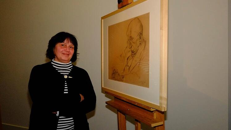 Yasmin Doosry präsentiert stolz die neue Zeichnung von Georg Grosz aus der Schenkung von Hans Kinkel. Foto: Nikolas Pelke