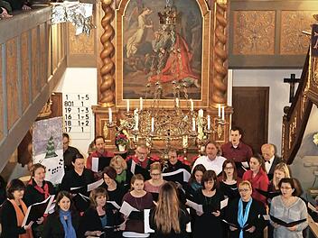 Der Projektchor "MixDur" beim ersten Auftritt beim Adventskonzert 2015 in der Kirche von Kunreuth  Foto: Franz Galster