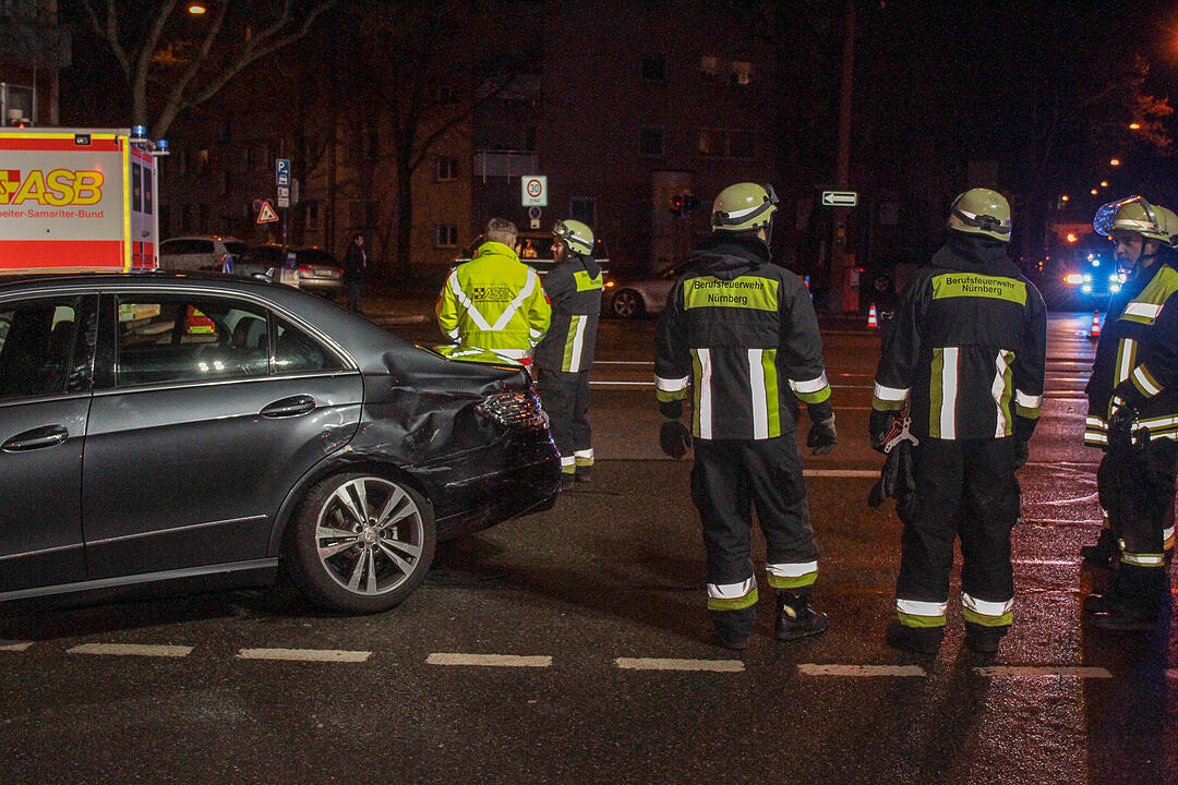 Nürnberg: Rettungswagen kollidiert bei Einsatzfahrt mit Auto – zwei Verletzte