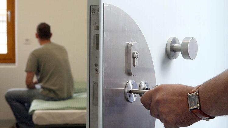 Seit Juli letzten Jahres sitzt der angeklagte 30-Jährige in Untersuchungshaft.Symbolbild: David Ebener