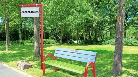 Damit die Wartezeit auf eine Mitfahrgelegenheit nicht zu unbequem wird, stehen Bänke bereit, auf denen man Platz nehmen kann. 20 Banksets wurden vergeben.  Fotomontage: Demographie-Kompetenzzentrum