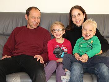 Mutter Silvia und der schwerkranke Rene ziehen für eine mögliche Herz-Transplantation nach Barcelona um; Vater Rainer Kippes (mit Tochter Pia) bleibt in Fuchsstadt.Steffen Standke