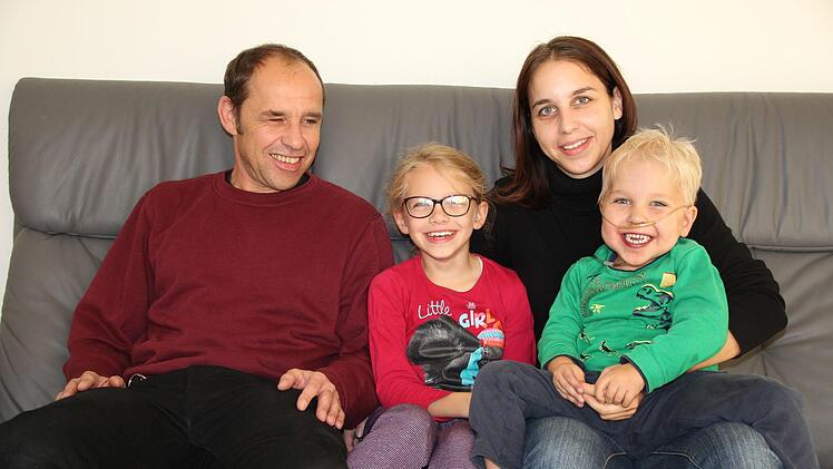 Mutter Silvia und der schwerkranke Rene ziehen für eine mögliche Herz-Transplantation nach Barcelona um; Vater Rainer Kippes (mit Tochter Pia) bleibt in Fuchsstadt.Steffen Standke