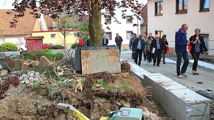Großbaustelle ist zur Zeit die Fläche zwischen der Kirche, dem Rathaus und  der alten Schule in Rannungen. Der Gemeinderat legte bei einem Ortstermin  den Standort für den Christbaum fest. Er soll zwischen der Hauptstraße und  der Kirche auf der linken Seite  stehen.Dieter Britz