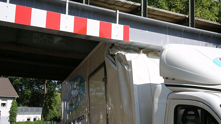 Ein Umzugswagen blieb am Freitag in einer Bahnunterführung in Hof stecken. Foto: NEWS5 / Fricke