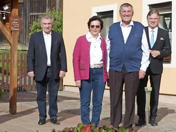Das Bild zeigt (vorne) den Jubilar Erhard Hildner zusammen mit Ehefrau Ilse sowie (von links) Günther Goller, Altbürgermeister Siegfried Beyer, Landrat Klaus Peter Söllner und Pressecks Bürgermeister Christian Ruppert. Foto: Klaus-Peter Wulf