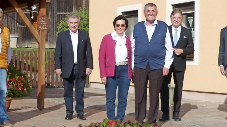 Das Bild zeigt (vorne) den Jubilar Erhard Hildner zusammen mit Ehefrau Ilse sowie (von links) Günther Goller, Altbürgermeister Siegfried Beyer, Landrat Klaus Peter Söllner und Pressecks Bürgermeister Christian Ruppert. Foto: Klaus-Peter Wulf