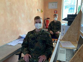 Bei der Registrierung: (von links) Arthur Klingbeil und Joshua Glöckner.