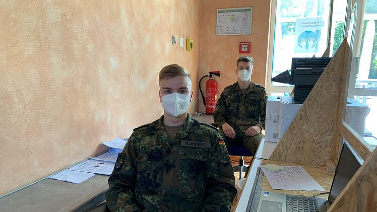 Bei der Registrierung: (von links) Arthur Klingbeil und Joshua Glöckner.