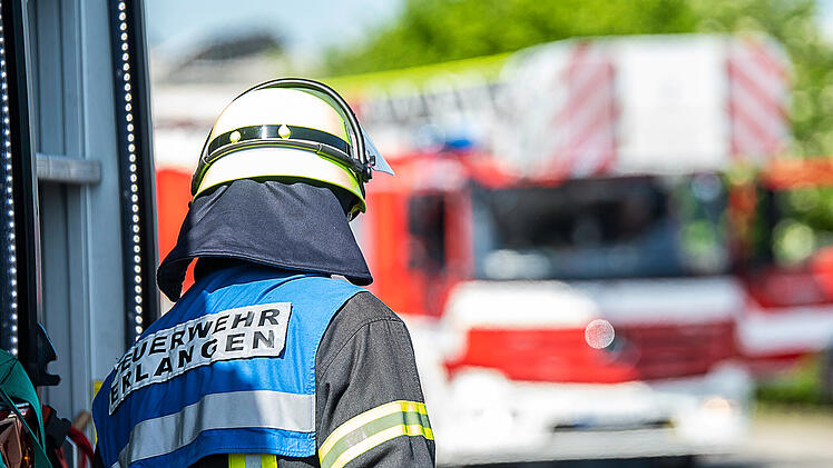 Lagerhallenbrand in Erlangen: Maschine hatte Feuer gefangen