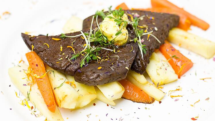 Seitan erinnert nicht nur optisch sehr an Fleisch, sondern kann auch mit seiner faserigen Struktur überzeugen.