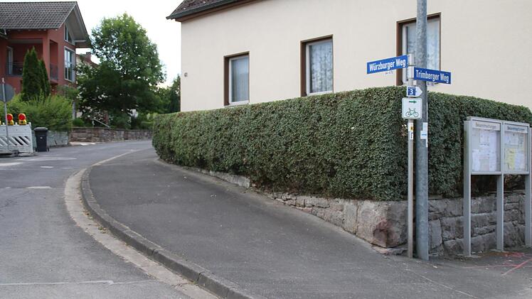 Das stück Gehsteig am Würzburger Weg in Aura soll abgesenkt werden. Foto: Hilmar Ruppert