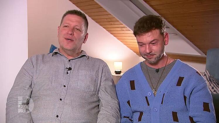 Ragils Lebensgeschichte ber&uuml;hrt Schorsch (links) und Mathias zutiefst.