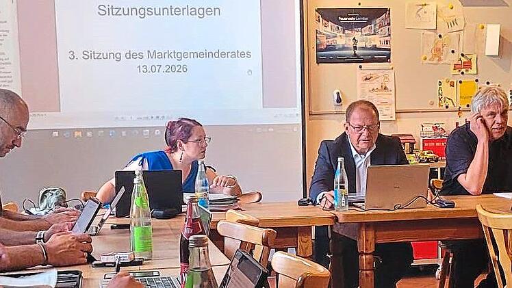 Der neu vereidigte B&uuml;rgermeister Armin Datz (BFH, 2.&nbsp;v.&nbsp;r.) leitet seine erste Sitzung. Bernd Sch&uuml;pferling