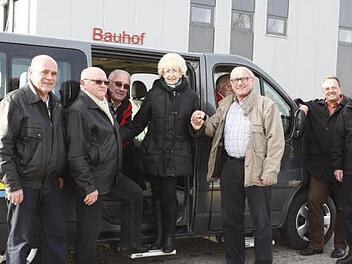 Die Senioren von Großheirath nutzen den Bus gerne. Mittels Einstiegshilfe gelangen sie bequem ins Fahrzeug und wieder hinaus. Foto: K,. Nauer