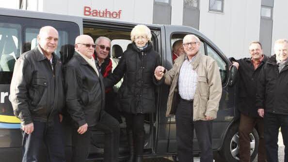 Die Senioren von Großheirath nutzen den Bus gerne. Mittels Einstiegshilfe gelangen sie bequem ins Fahrzeug und wieder hinaus. Foto: K,. Nauer