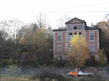 Das Haus Weichengereuth 11 in einer Aufnahme von Mitte November. Zumindest die offenen Fenster und Türen sollen nun gegen weitere Eindringlinge gesichert werden.