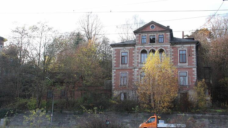 Das Haus Weichengereuth 11 in einer Aufnahme von Mitte November. Zumindest die offenen Fenster und Türen sollen nun gegen weitere Eindringlinge gesichert werden.