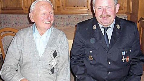 Zwei Ehrenkommandanten: Links Erich Wirth, der von 1965 bis 1991 Zweiter und dann Erster Kommandant war, sowie sein Nachfolger Günther Polster, der die letzten 24 Jahre die gleichen Ämter innehatte. Foto: privat