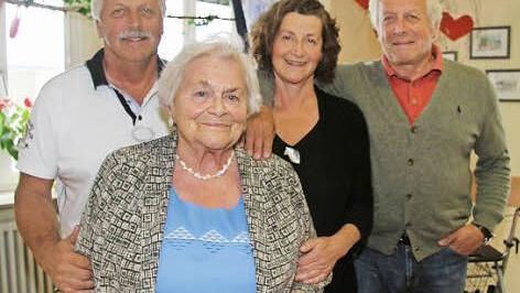 Im Kreise ihrer Kinder feierte Anneliese Wagner ihren 90. Unser Bild zeigt sie mit Sohn Wolfgang, Tochter Ingrid und Sohn Michael. Die Jubilarin hat außerdem vier Enkel und vier Ur-Enkel. Foto: Sonja Adam