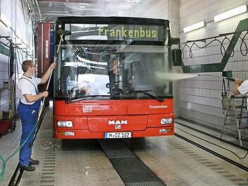 Ein Bus der OVF in der Waschanlage in Coburg. Die OVF betreibt die Buslinien im Landkreis in Eigenregie, lässt aber die Konzessionen dafür nächstes Jahr auslaufen. Deshalb will der Landkreis im Herbst neue Linien ausschreiben. Den zugrundeliegenden Nahverkehrsplan kritisiert aber der VCD. Foto: Simone Bastian/CT-Archiv