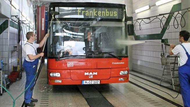 Ein Bus der OVF in der Waschanlage in Coburg. Die OVF betreibt die Buslinien im Landkreis in Eigenregie, lässt aber die Konzessionen dafür nächstes Jahr auslaufen. Deshalb will der Landkreis im Herbst neue Linien ausschreiben. Den zugrundeliegenden Nahverkehrsplan kritisiert aber der VCD. Foto: Simone Bastian/CT-Archiv