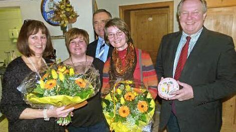 Die Sieger des Einzelhauswettbewerbes wurden bei der Hauptversammlung des Gartenbauvereins Gumpersdorf ausgezeichnet. Unser Bild zeigt (von links) Ingrid Hübner, Vorsitzende Sonja Hofmann, Kreisvorsitzender Günter Reif, Hedwig Schubert und Bürgermeister Volker Schmiechen.  Foto: Werner Oetter