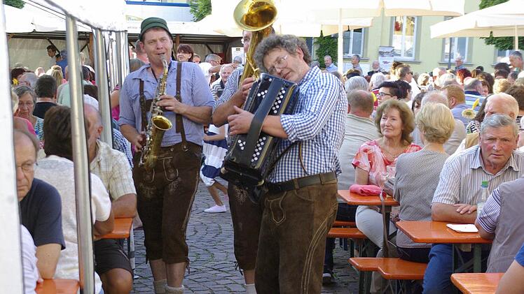 Für ein Ständchen mischten sich die "Gaudi-Profis" auch gern mal unter das Volk und sorgten damit für gute Stimmung. Foto: W. Ehling