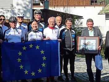 Empfang im Grenzort Bayerisch Eisenstein durch B&uuml;rgermeister Georg Bauer (2. v. r.) und Pfarrer Bogdan Bogdanowski (r.) Foto: privat