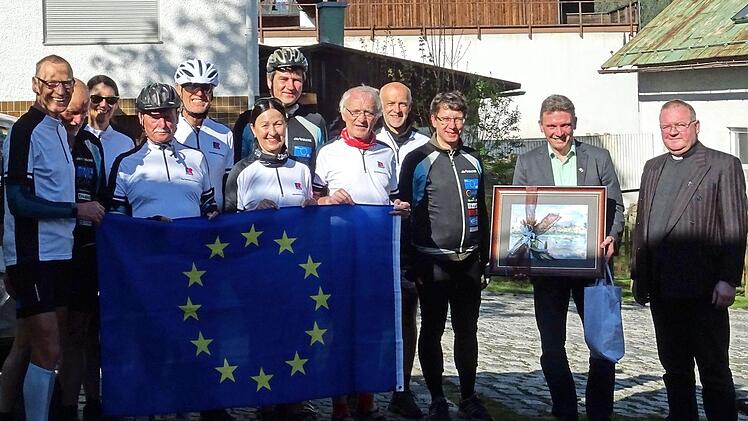 Empfang im Grenzort Bayerisch Eisenstein durch B&uuml;rgermeister Georg Bauer (2. v. r.) und Pfarrer Bogdan Bogdanowski (r.) Foto: privat