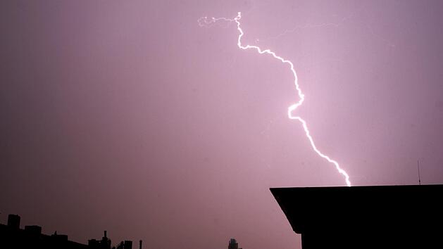 Wetterexperte Stefan Ochs und der Deutsche Wetterdienst warnen am Freitagabend vor Gewitter mit Starkregen in Franken. Symbolfoto: Julian Stratenschulte/dpa