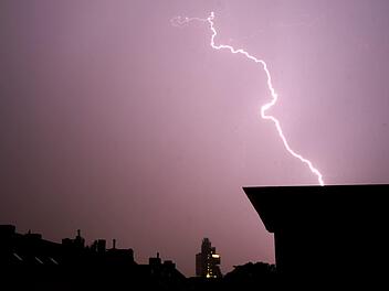 Wetterexperte Stefan Ochs und der Deutsche Wetterdienst warnen am Freitagabend vor Gewitter mit Starkregen in Franken. Symbolfoto: Julian Stratenschulte/dpa