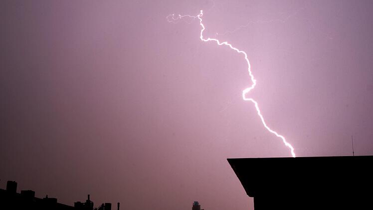 Wetterexperte Stefan Ochs und der Deutsche Wetterdienst warnen am Freitagabend vor Gewitter mit Starkregen in Franken. Symbolfoto: Julian Stratenschulte/dpa