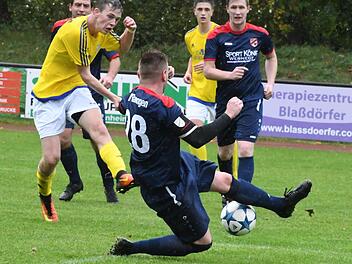 Stark, wie Dominik Gehrig (rechts) hier den Schuss des Münnerstädters Lukas Katzenberger abblockt. Unter dem Strich war es allerdings ein gebrauchter Tag für den Rannunger, dem bei der 0:2-Niederlage ein Eigentor unterlief.Hopf