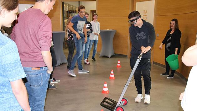Eine Rauschbrille simulierte einen Vollrausch. In diesem Zustand mussten die Sch&uuml;ler einen kleinen Slalom bew&auml;ltigen.Annika Fischer