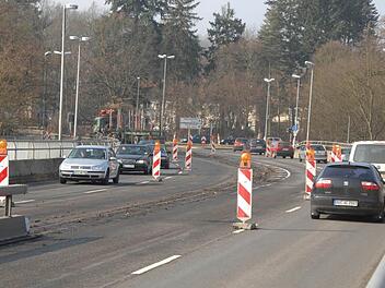 Autofahrer   auf dem  Münchner Ring  sollten sich in den nächsten Monaten auf Staus und Behinderungen einstellen.   Auf Höhe Rhein-Main-Donau-Damm beginnt am Montag die  Fahrbahnsanierung. Ronald  Rinklef