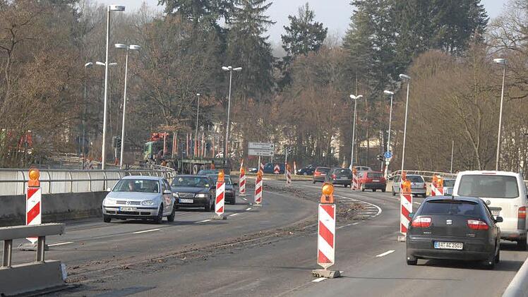 Autofahrer   auf dem  Münchner Ring  sollten sich in den nächsten Monaten auf Staus und Behinderungen einstellen.   Auf Höhe Rhein-Main-Donau-Damm beginnt am Montag die  Fahrbahnsanierung. Ronald  Rinklef