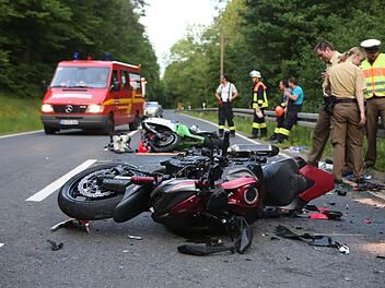 Ende Mai 2017 krachte es an einem Wochenende drei Mal schwer am Würgauer Berg. Nicht zuletzt diese Unfallserie veranlasste die Verkehrsbehörde am Landratsamt, eine Streckensperrung an Wochenenden und Feiertagen zu erlassen.  Archivbild: News5/Herse