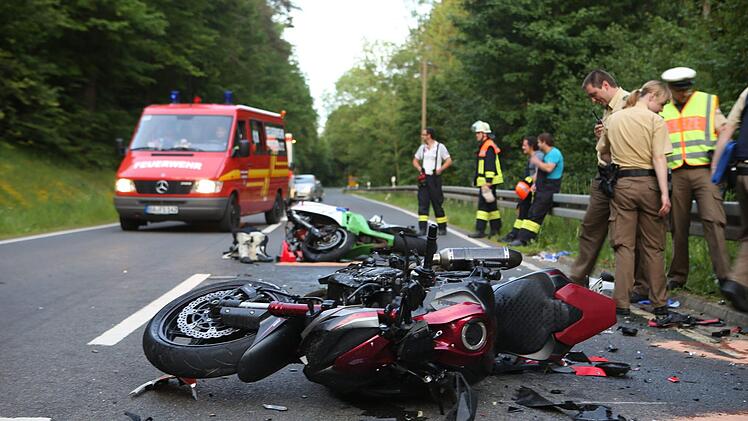Ende Mai 2017 krachte es an einem Wochenende drei Mal schwer am Würgauer Berg. Nicht zuletzt diese Unfallserie veranlasste die Verkehrsbehörde am Landratsamt, eine Streckensperrung an Wochenenden und Feiertagen zu erlassen.  Archivbild: News5/Herse