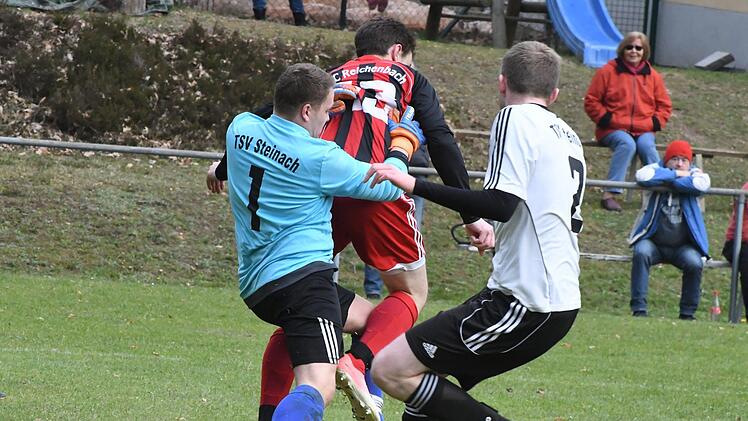 Heißer Fight im Kampf um den Ball im Spiel des FC Reichenbach gegen den TSV Steinach (1:1).Hopf