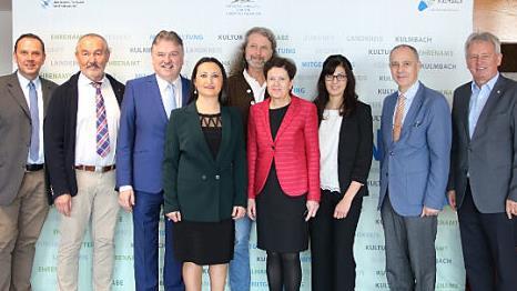 Souzan Nicholson wurde als Integrationslotsin offiziell in ihr Amt eingeführt. Von links: Alexander Battistella, Peter Müller, Landrat Klaus Peter Söllner, Souzan Nicholson, Alban Posch, Gudrun Brendel-Fischer, Ikram Abed, Franz Uome und Werner Diersch. Foto: Klaus Klaschka