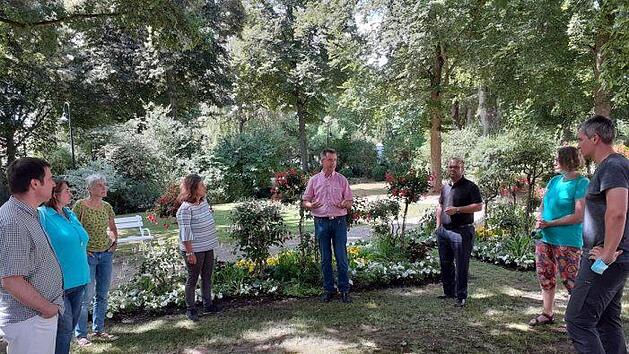 Im Kurpark Bad Bocklet erl&auml;utert Kurdirektor Thomas Beck aktuelle Herausforderungen (von links): Martin Eisenmann, Petra Winter, Martina Faber, Kerstin Celina MdL, Thomas Beck, Bastian Graber, Antje Kopp und  Christian Zwanziger MdL. Aljoscha Labeille